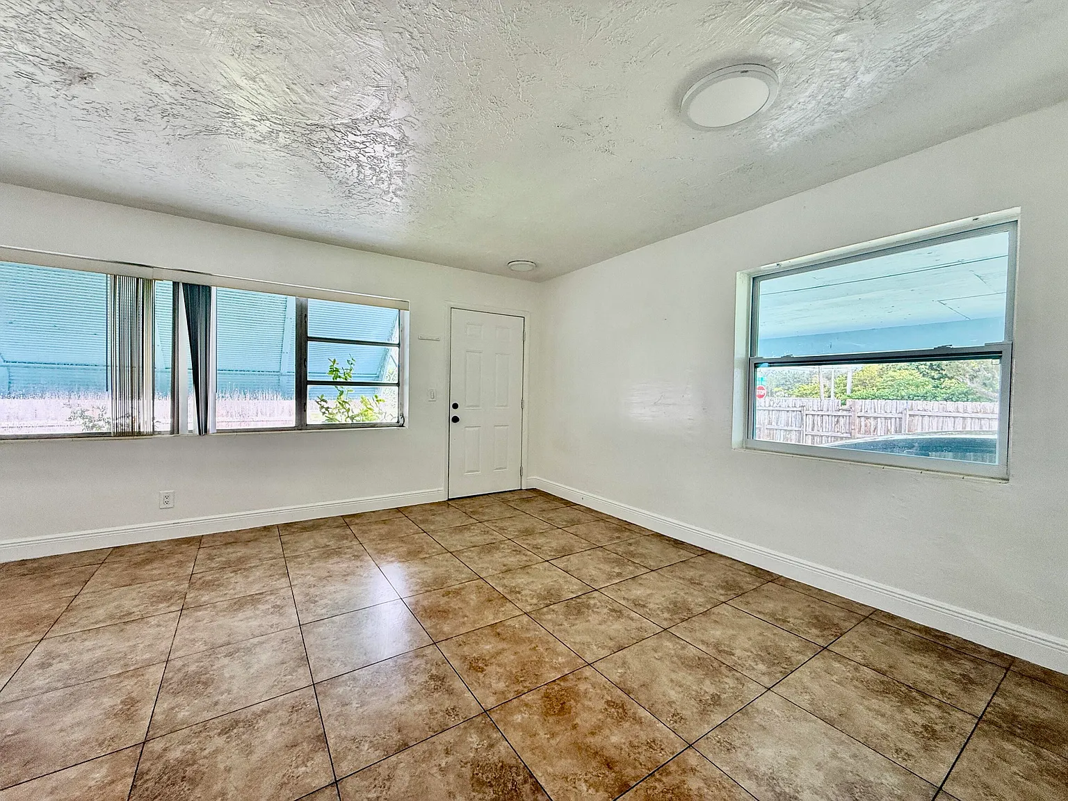 4 bed, 2.0 bath, 1571 sqft, $3,400 — Photo 4