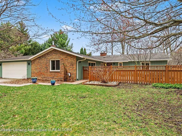 318 N Circle Dr, Williamston, MI 48895