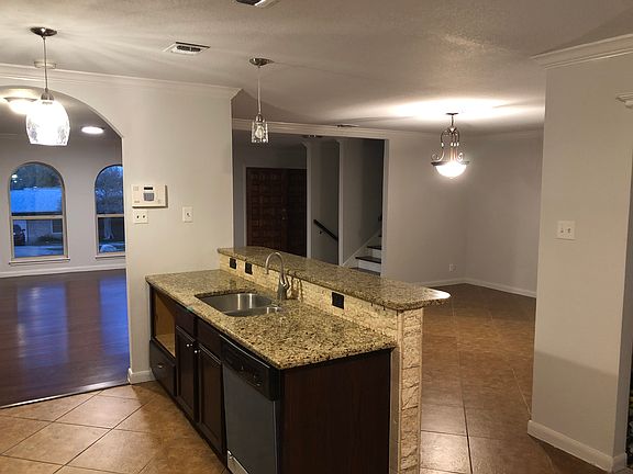 5th image of 5902 Rainmaker St
