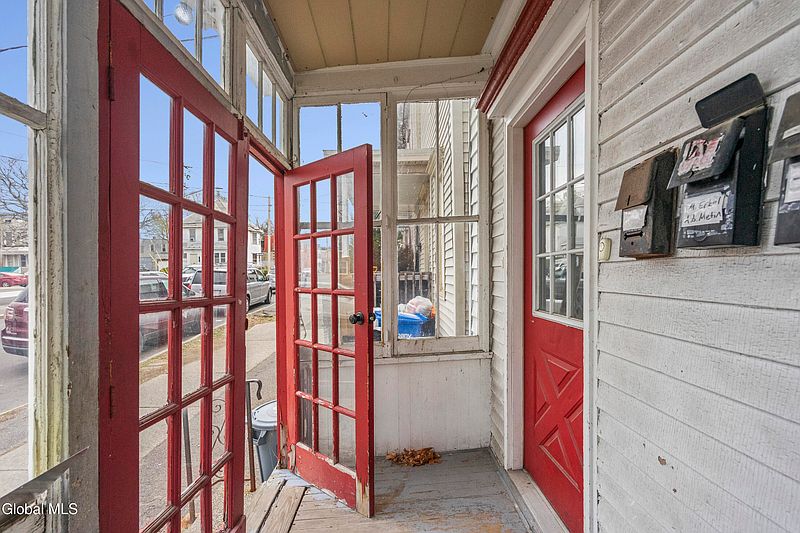 4th image of 40 Cortland Place