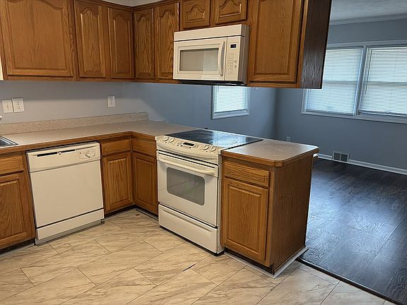 4th image of 3818 Chevy Chase Rd