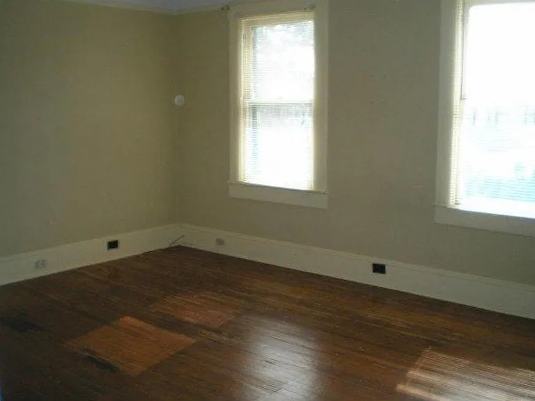544 E Waldburg St — Photo 6