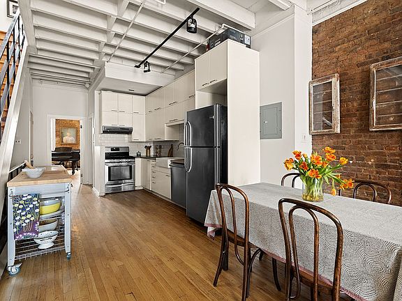 3rd image of 543 Manhattan Ave