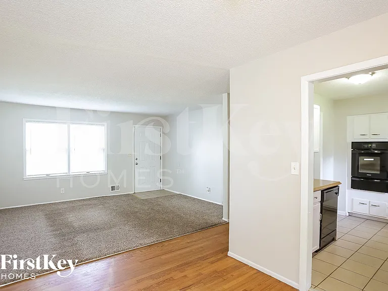 1043 E Lexington Ave — Photo 4