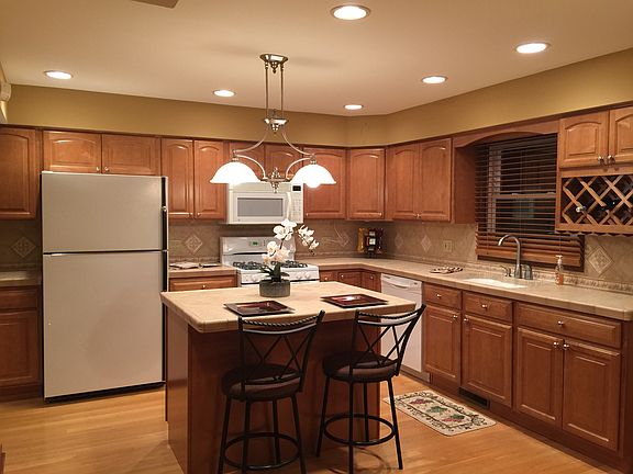 Eat-In Kitchen w/ Island