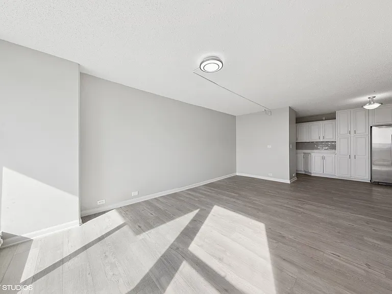 2740 N Pine Grove Ave #17H — Photo 4