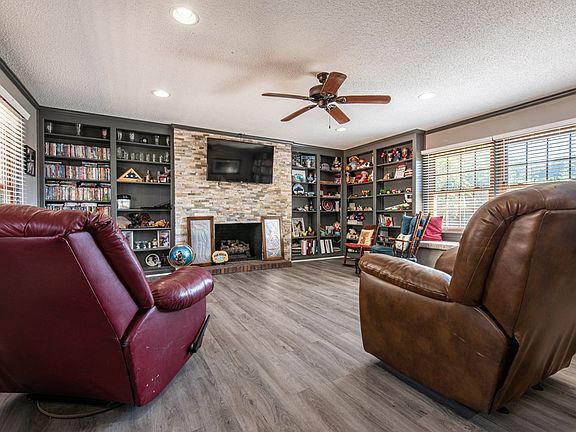 5th image of 102 Cherry Hill Cir