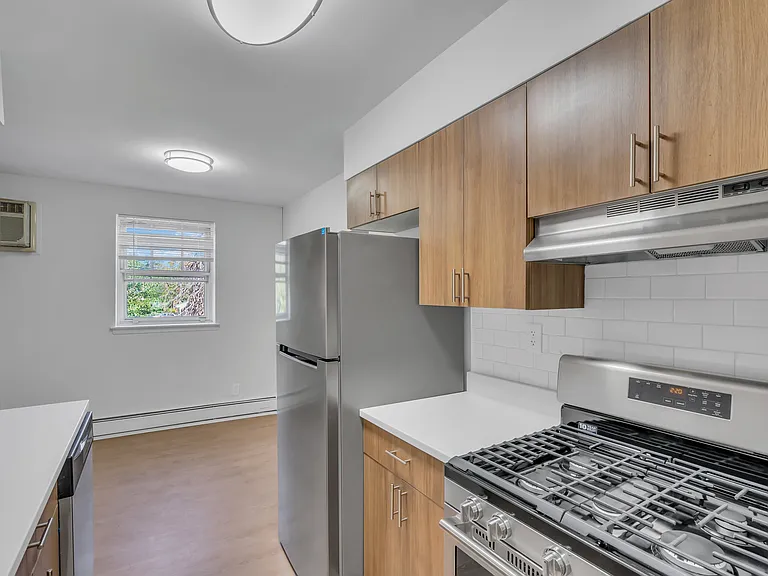 Lancaster Court Apartments — Photo 8