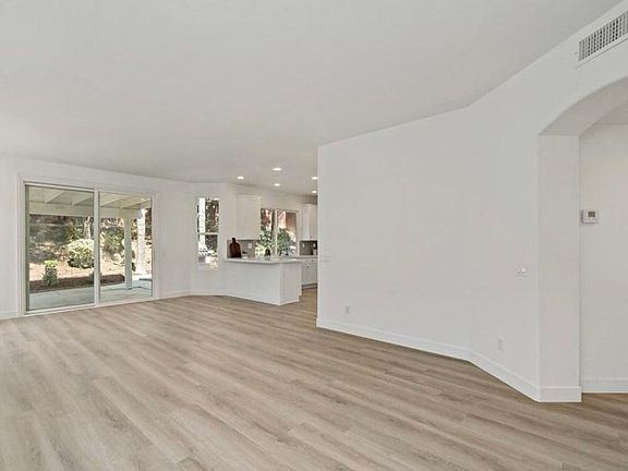 4th image of 42012 Dahlia Way