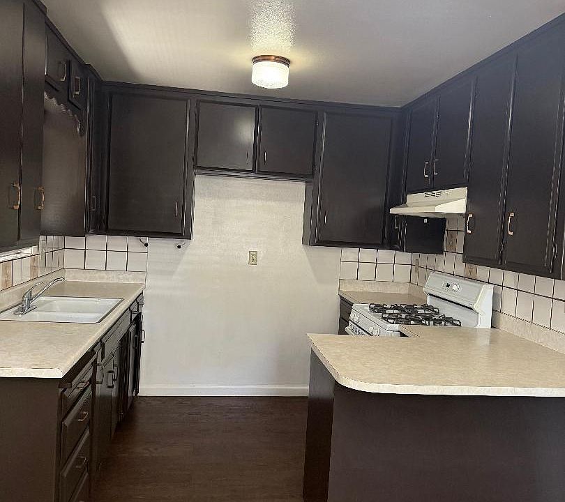 2nd image of 4848 Aspen St