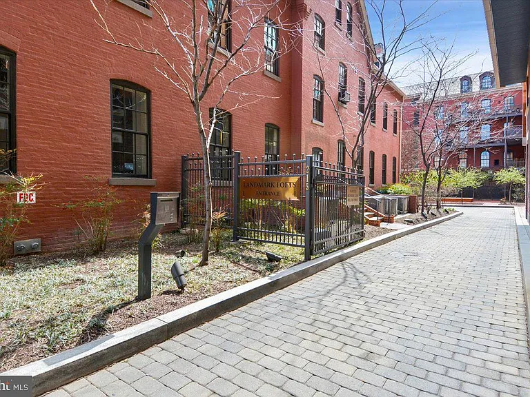 215 I St NE #103 — Photo 30