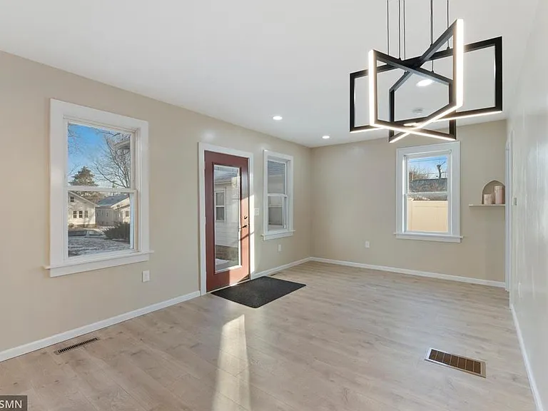 1040 Rose Ave E — Photo 8
