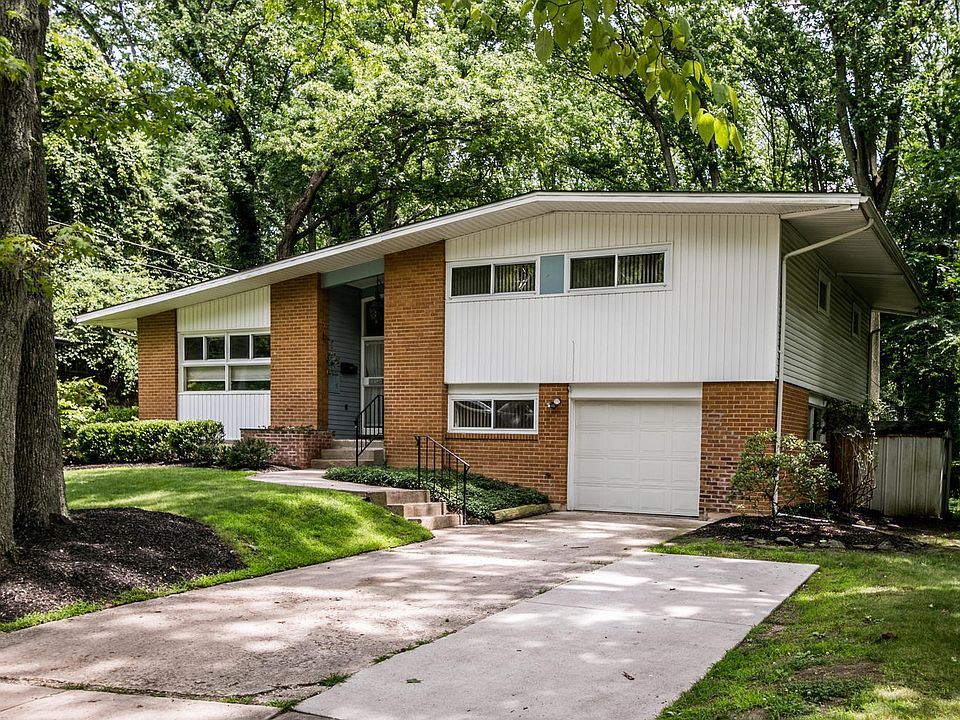 Welcome to 1302 Grinnell: 3 BR, 2.5 BA & 1-car grg
