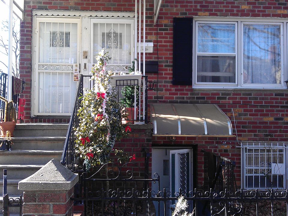 2nd image of 456 Lake St