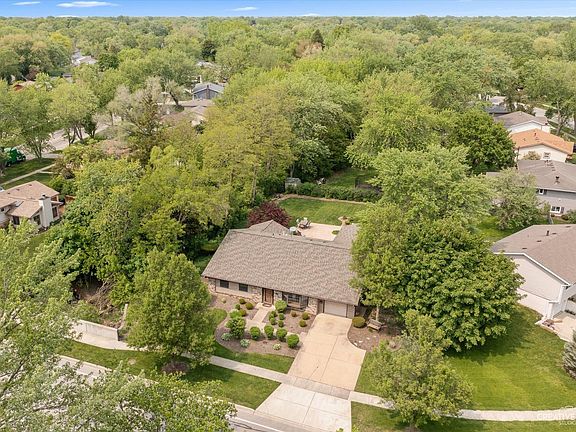 3rd image of 733 Cambridge Dr