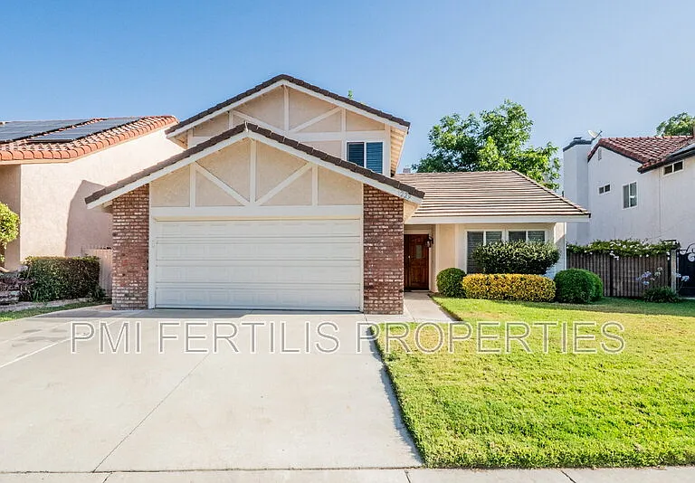 1229 Hibiscus St — Photo 2