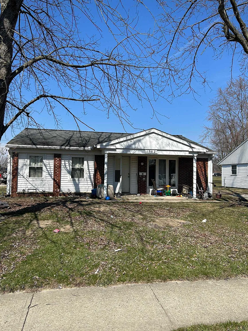 1902 W Westlea Dr photo 1