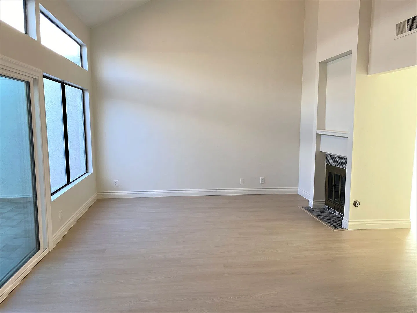 Gorgeous townhome located in a desirable Irvine community! — Photo 2