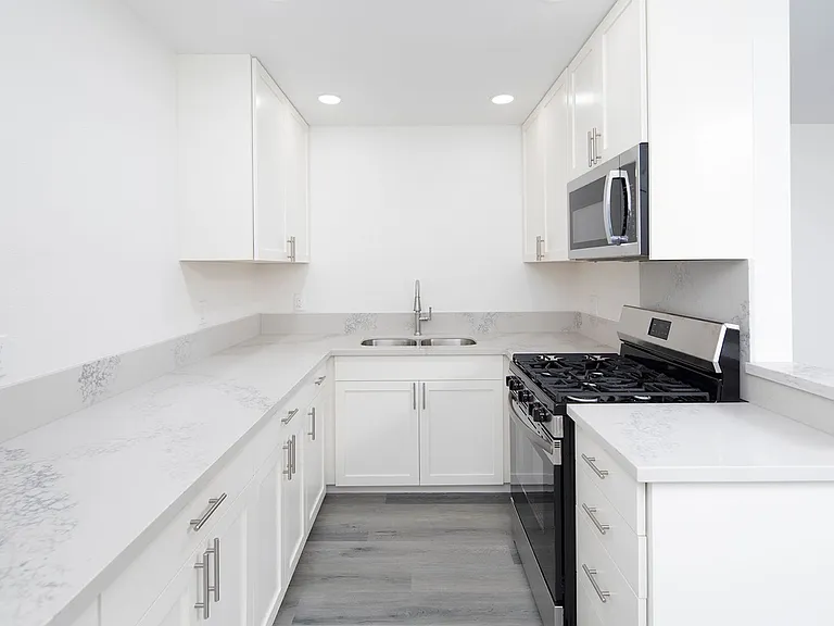 Aztec Pacific Apartments — Photo 81