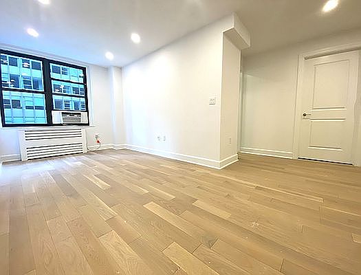 4th image of 160 E 48th St APT 2M