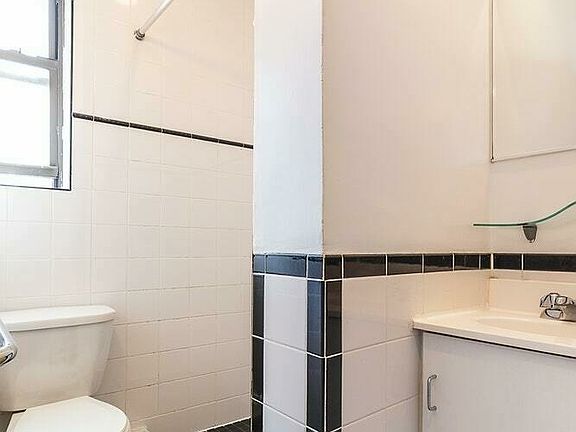 5th image of 114 Christopher St APT 28