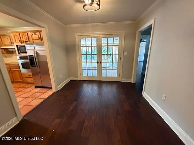 710 Mills Ave — Photo 8