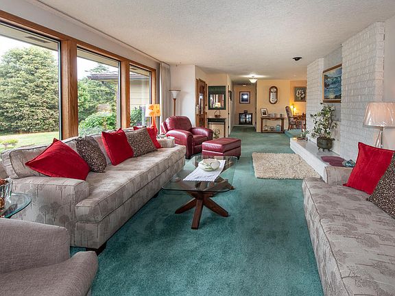 5th image of 32775 Parkview Dr