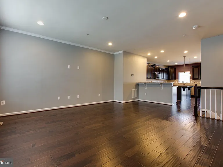 1314 Hawthorn Dr — Photo 8