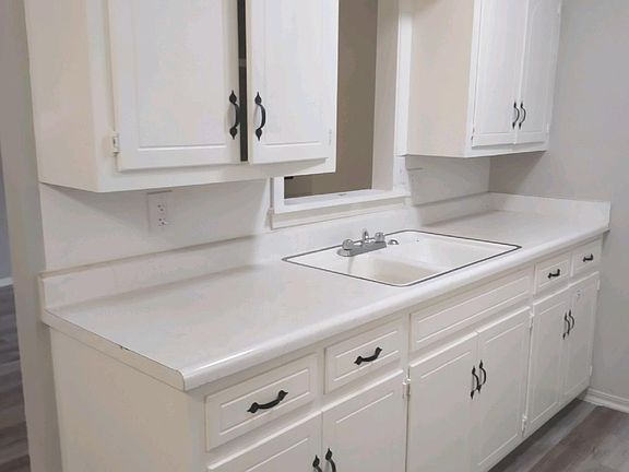 2nd image of 220 SW 34th St #11301063
