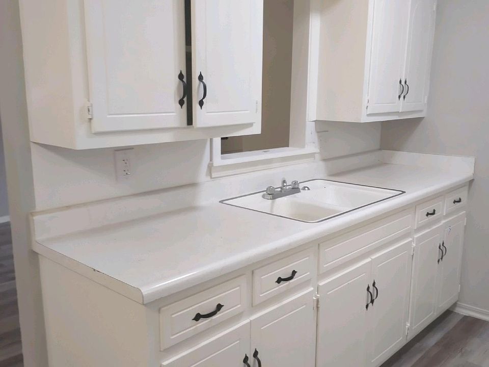 1st image of 220 SW 34th St #11210405