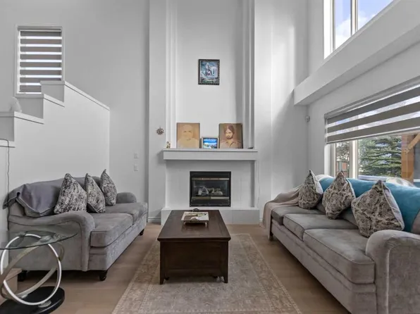 7 N Country Hills Park NW, Calgary, AB T3K 5C8