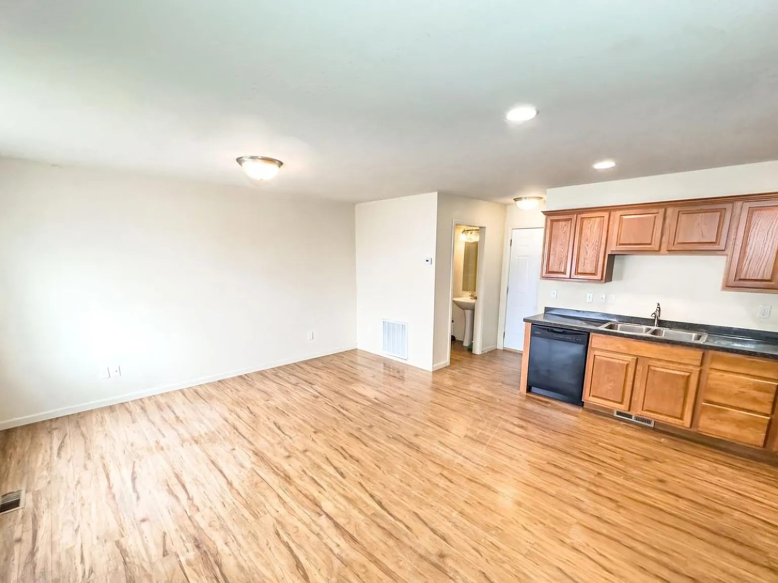 4 bed, 1340 sqft, $2,400 — Photo 4