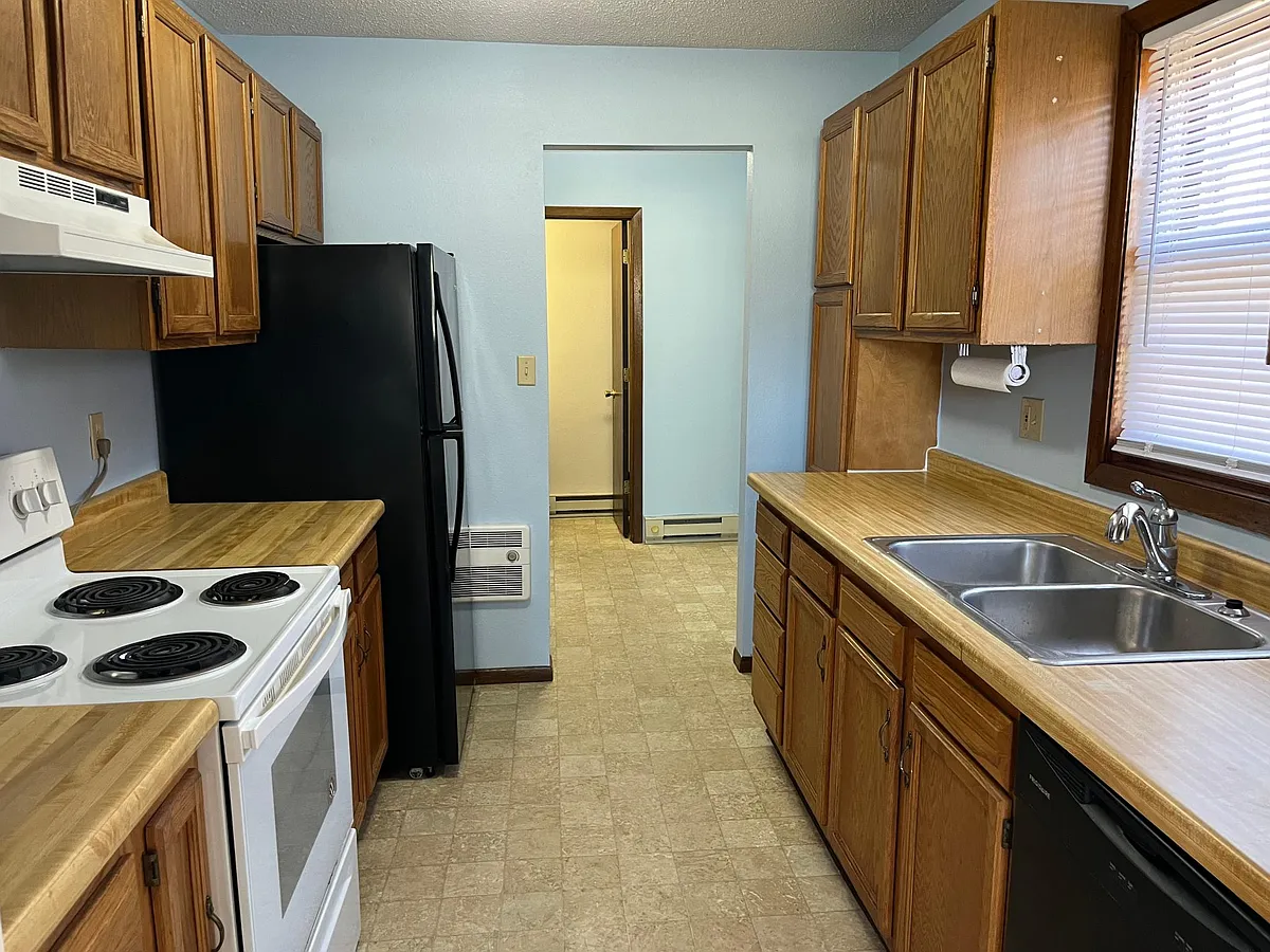 kitchen - 631 Great Plains Ct