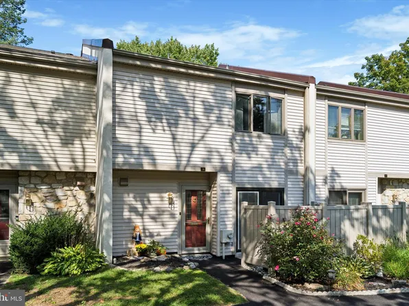 58 Twin Brooks Dr, Willow Grove, PA 19090