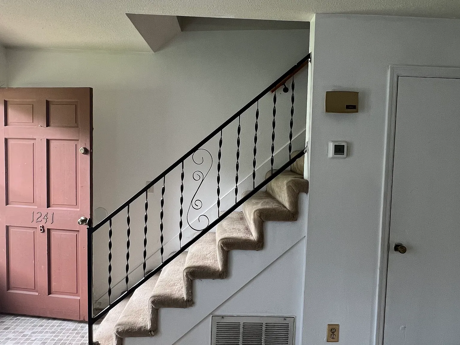2 bed, 1.5 bath, 1000 sqft, $1,100 — Photo 2