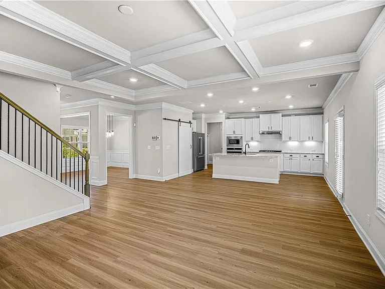 18 Dorothy Ln — Photo 3