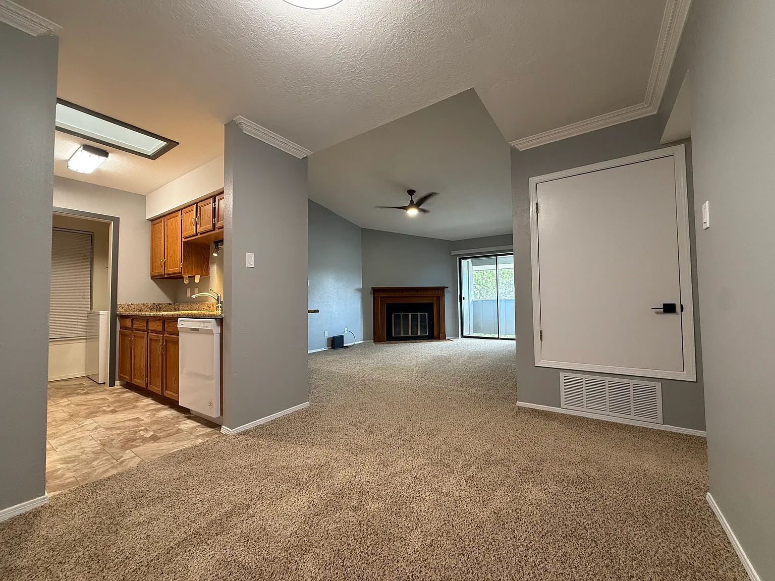 2 bed, 972 sqft, $2,600 — Photo 2