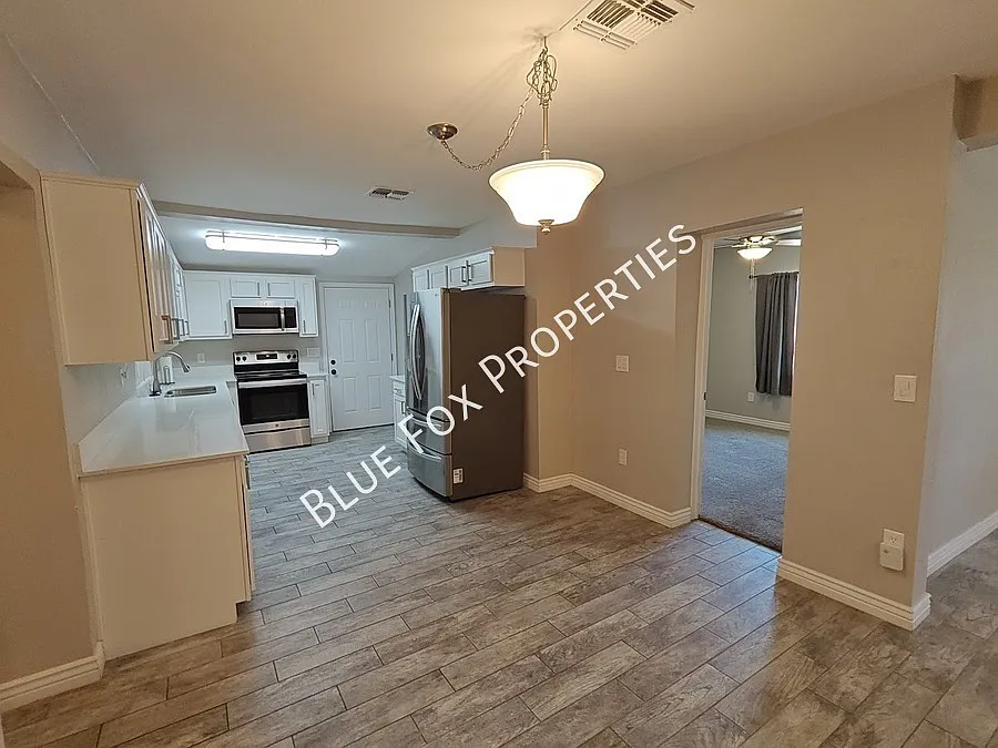619 S Highland Avenue — Photo 3