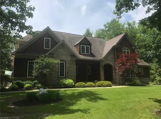 10590 Locust Grove Dr, Chardon, OH 44024