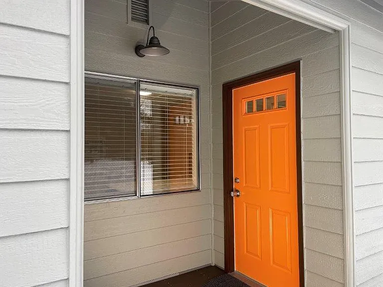 Detached ADU, own front door, absolute privacy.