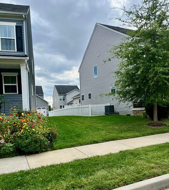 4 bed, 2.5 bath, 3333 sqft, $3,400 — Photo 3