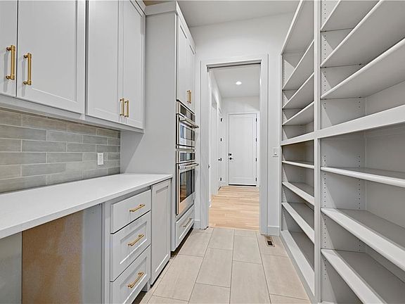 3rd image of 17021 King St