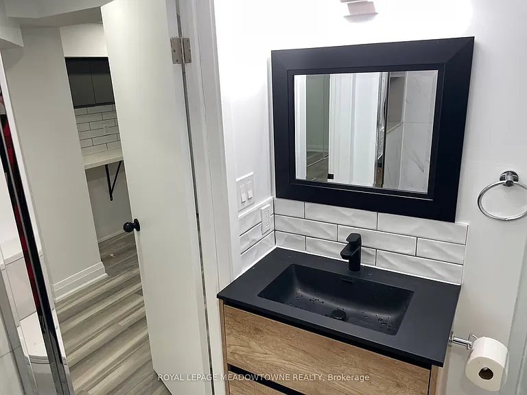 1211 College St #BASEMENT — Photo 12