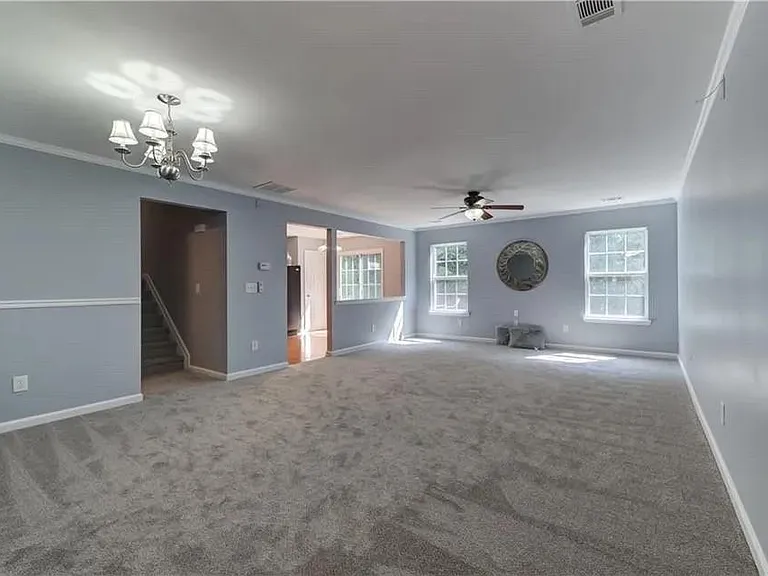 2820 Mayfair Dr — Photo 3