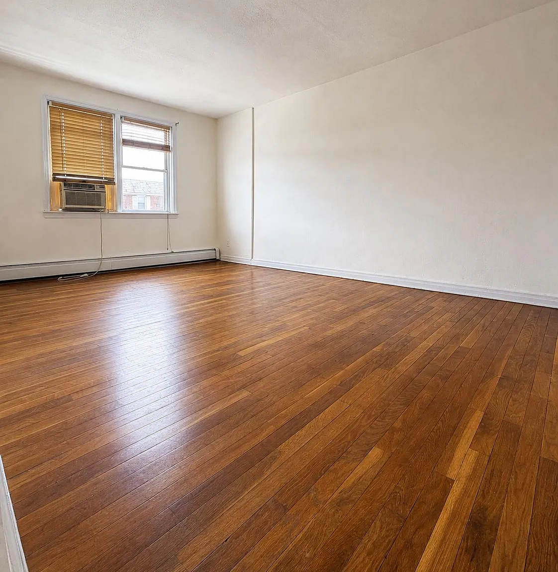 2 bed, 1.0 bath, 800 sqft, $2,400 — Photo 3