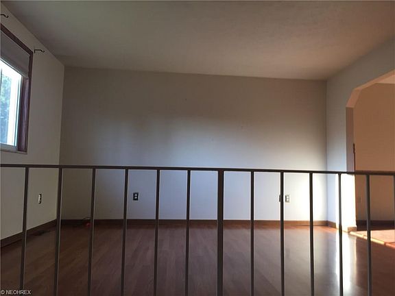 2nd image of 4002 Powell St
