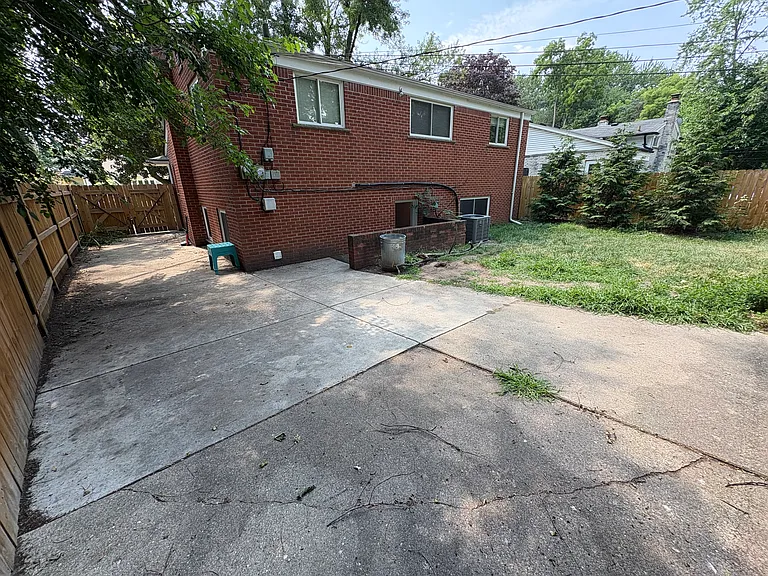 118 W Lawrence Ave — Photo 34