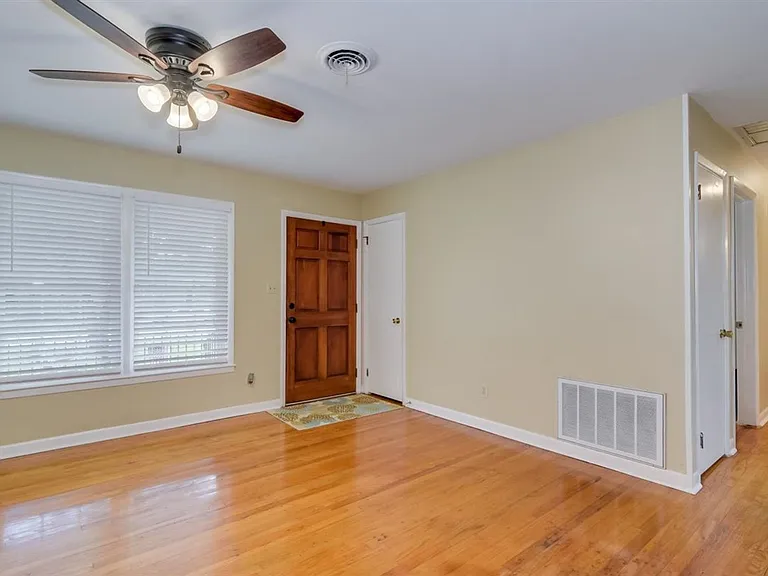 3649 Lynnwood Dr — Photo 7