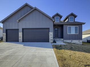 18219 Cheyenne Rd, Omaha, NE 68136