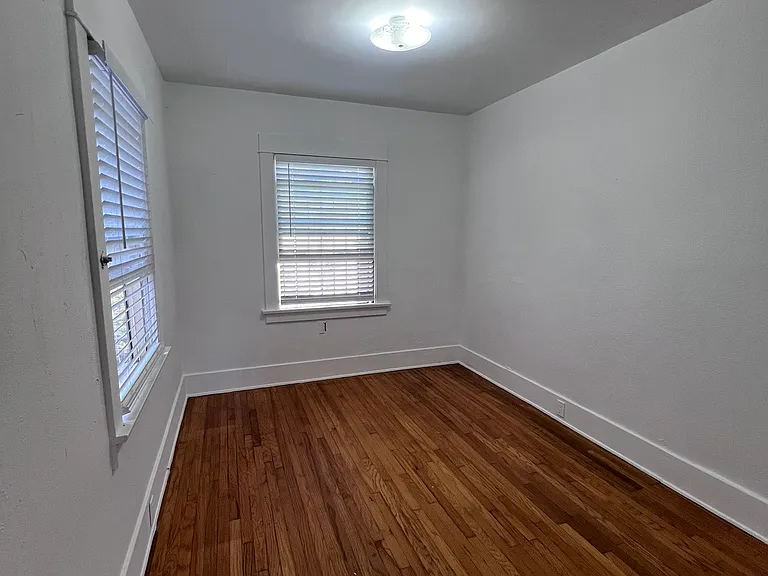 415 W 8th St — Photo 10